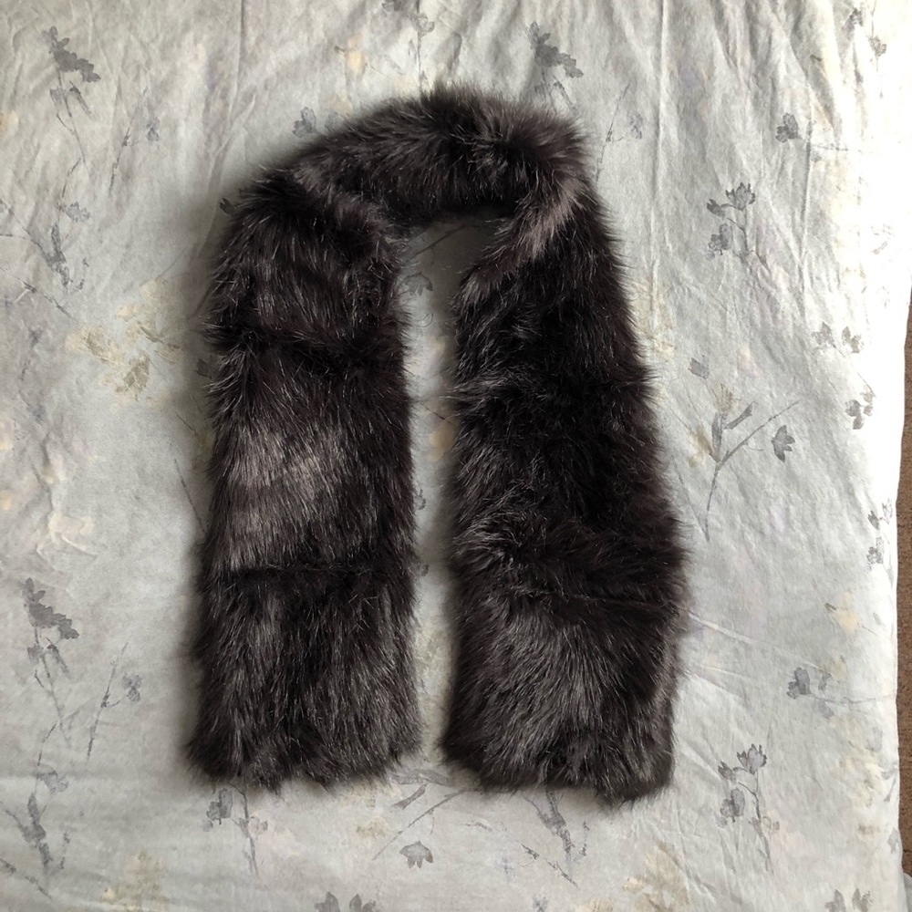 Luxurious Black Faux Fur Scarf with Pockets